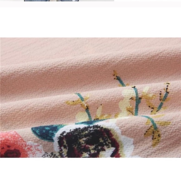 💋Gorgeous Floral Blouse 💋 - Picture 3 of 3